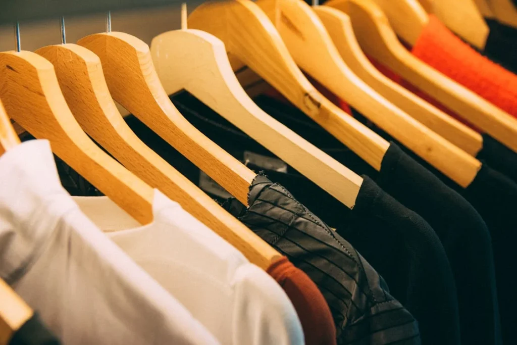 For a long time, the fashion industry overlooked people with disabilities. Clothing was designed with a one-size-fits-all mindset, making it difficult for those with mobility challenges, prosthetic limbs, or sensory sensitivities to find comfortable and stylish outfits.