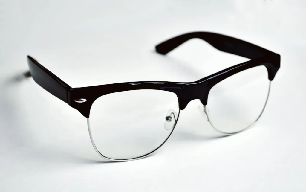 Smart glasses are not just an advanced piece of technology; they are a life-changing tool that allows visually impaired individuals to regain independence in their daily lives. From simple tasks like reading a menu to complex activities such as navigating crowded streets, these glasses make the world more accessible and interactive.