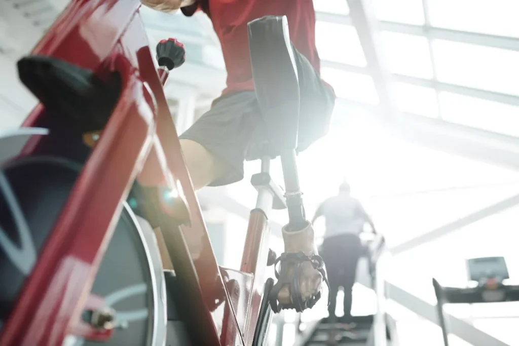 Riding a bike with a prosthetic leg is entirely possible with the right approach. The key to success is understanding how the prosthetic interacts with the pedals, ensuring stability, and making necessary adjustments to improve comfort and performance.