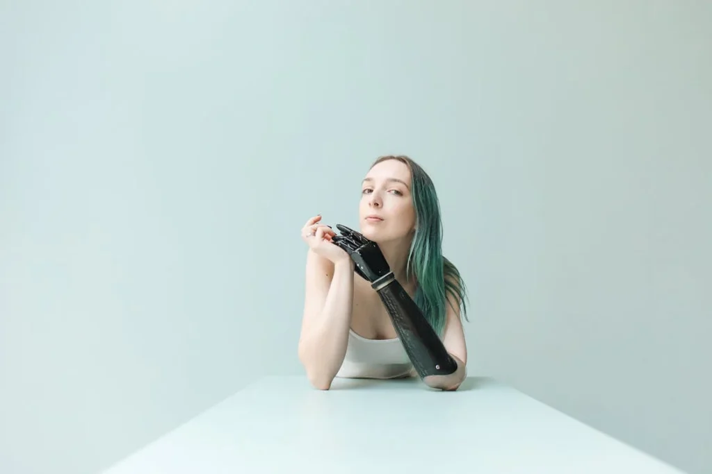One of the most significant advantages of traditional prosthetics is their simplicity. Unlike bionic limbs, which require sensors, software calibration, and electrical power, traditional prosthetics operate purely through mechanical means.
