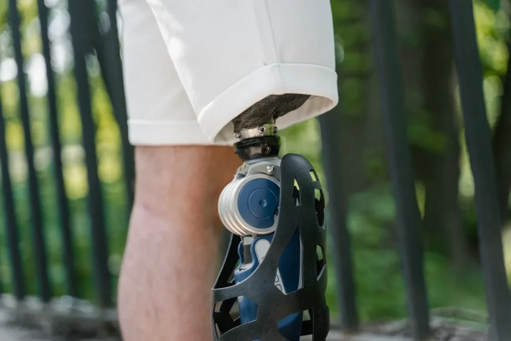 Explore how mirror therapy and visual feedback improve prosthetic gait. Enhance brain-muscle coordination, reduce compensation, and achieve better symmetry.
