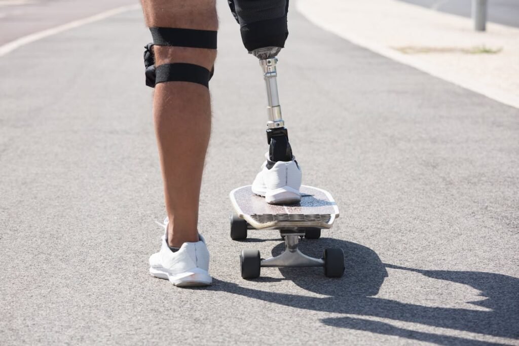 In big cities, people are often surrounded by others—but still feel alone. That’s especially true for those recovering from limb loss. Despite the crowd, rehab can feel like a private, uphill battle. The effort, the slow progress, the fear of being watched or judged—all of it adds up. Many choose to practice behind closed doors or avoid rehab altogether.